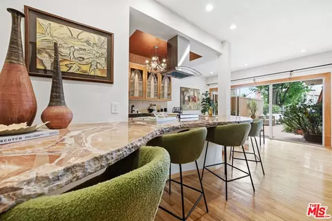 612 S Barrington Ave #213, Los Angeles, CA 90049