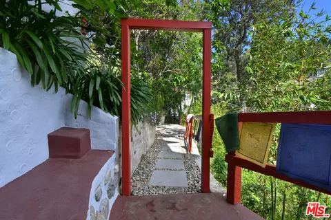 2890 Belden, Los Angeles, CA 90068