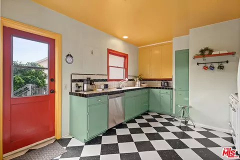 Kitchen - 2556 E Villa St, Pasadena, CA 91107 photo 2 of 4