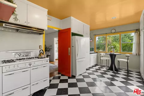 Kitchen - 2556 E Villa St, Pasadena, CA 91107 photo 3 of 4