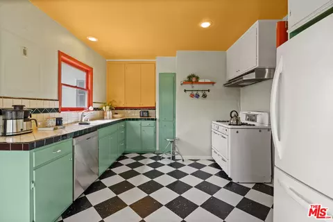 Kitchen - 2556 E Villa St, Pasadena, CA 91107 photo 1 of 4