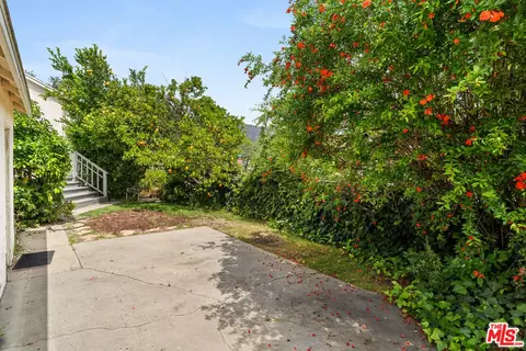Exterior - 2556 E Villa St, Pasadena, CA 91107 photo 8 of 9