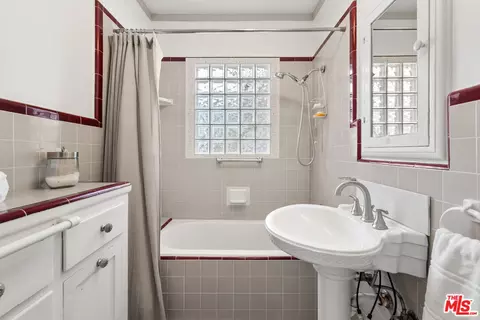 Bath - 2556 E Villa St, Pasadena, CA 91107 photo 1 of 2