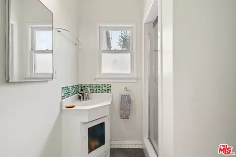 Bath - 2556 E Villa St, Pasadena, CA 91107 photo 2 of 2