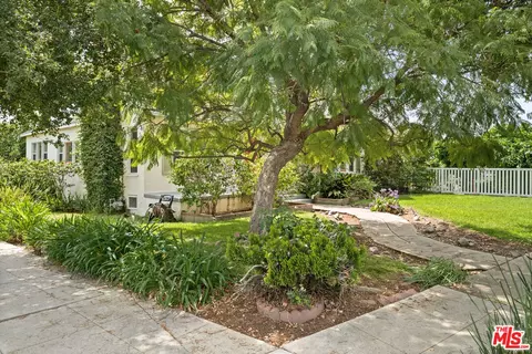 Exterior - 2556 E Villa St, Pasadena, CA 91107 photo 3 of 9