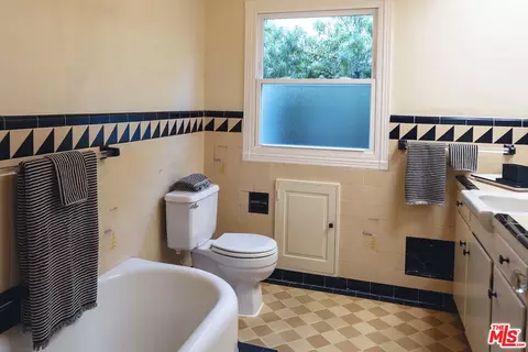 Bath - 3258 Castera Ave, Glendale, CA 91208 photo 2 of 4