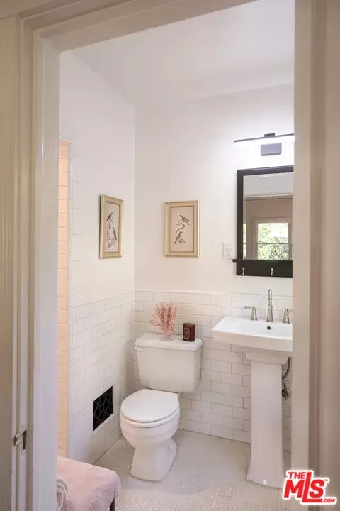 Bath - 3258 Castera Ave, Glendale, CA 91208 photo 4 of 4