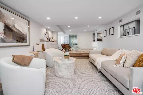 441 N Oakhurst Dr #203, Beverly Hills, CA 90210