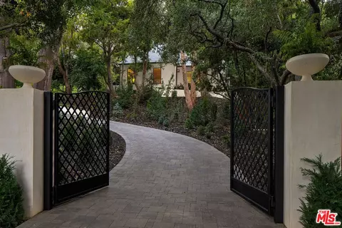 943 Moraga Dr, Los Angeles, CA 90049