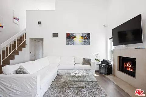 432 S Hamel Rd #302, Los Angeles, CA 90048