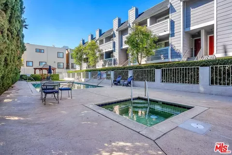 Exterior - 13340 Burbank Blvd #2, Sherman Oaks, CA 91401 photo 2 of 7