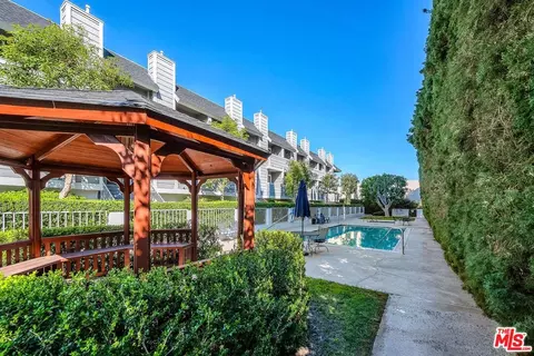 Exterior - 13340 Burbank Blvd #2, Sherman Oaks, CA 91401 photo 1 of 7