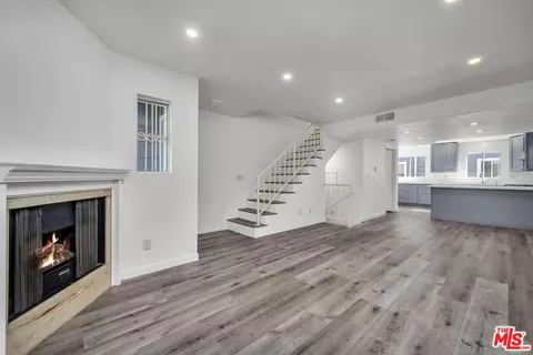 Living - 13340 Burbank Blvd #2, Sherman Oaks, CA 91401 photo 2 of 4