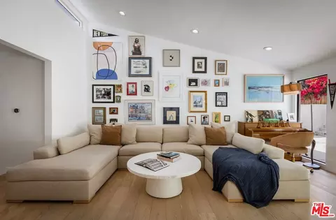 3991 Prospect Ave, Los Angeles, CA 90027