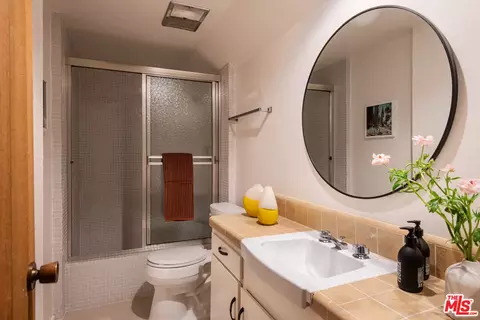 Bath - 287 Grizzly Rd, Lake Arrowhead, CA 92352 photo 2 of 2