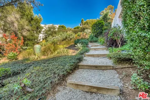 Exterior - 2915 Valmere Dr, Malibu, CA 90265 photo 7 of 12
