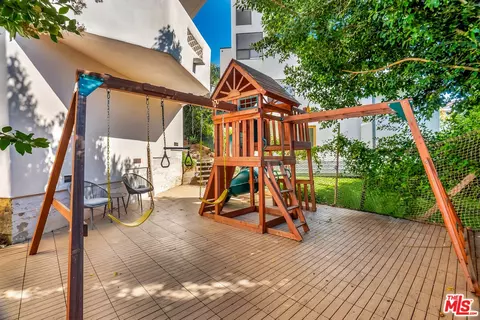 Exterior - 2915 Valmere Dr, Malibu, CA 90265 photo 11 of 12