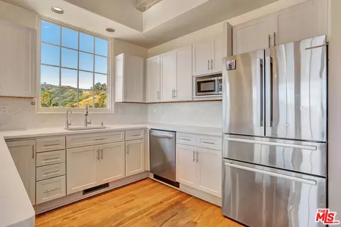 Kitchen - 2915 Valmere Dr, Malibu, CA 90265 photo 2 of 4