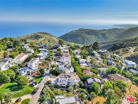 View/Area - 2915 Valmere Dr, Malibu, CA 90265 photo 4 of 4