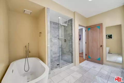 Bath - 2915 Valmere Dr, Malibu, CA 90265 photo 5 of 7