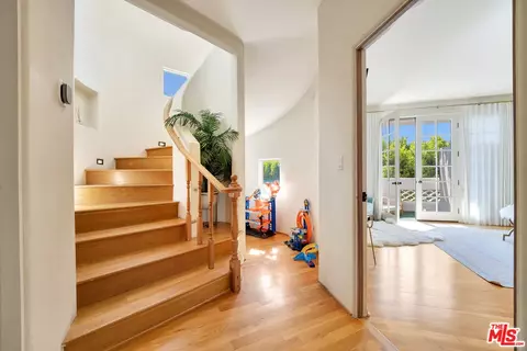Entry Way - 2915 Valmere Dr, Malibu, CA 90265 photo 3 of 6