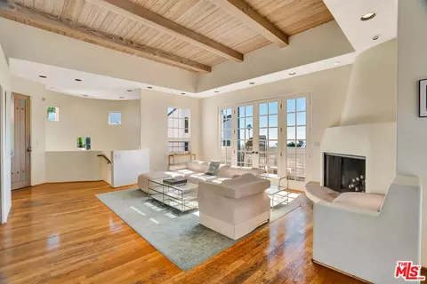 Living - 2915 Valmere Dr, Malibu, CA 90265 photo 2 of 6