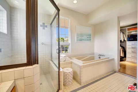 Bath - 2915 Valmere Dr, Malibu, CA 90265 photo 3 of 7