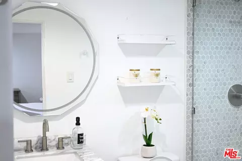 Bath - 2915 Valmere Dr, Malibu, CA 90265 photo 6 of 7