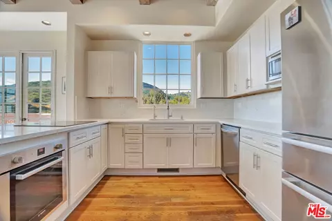 Kitchen - 2915 Valmere Dr, Malibu, CA 90265 photo 3 of 4