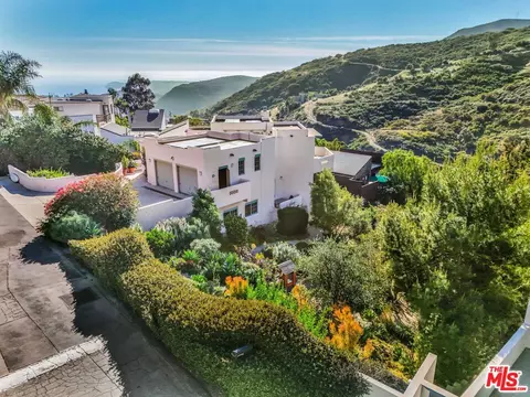 Exterior - 2915 Valmere Dr, Malibu, CA 90265 photo 4 of 12