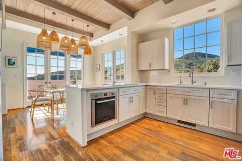 Kitchen - 2915 Valmere Dr, Malibu, CA 90265 photo 1 of 4