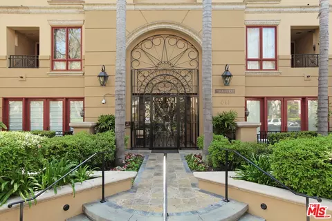 411 N Oakhurst Dr #404, Beverly Hills, CA 90210