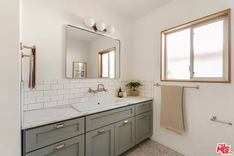 Bath - 10879 Hillhaven Ave, Tujunga, CA 91042 photo 4 of 5