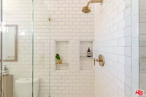 Bath - 10879 Hillhaven Ave, Tujunga, CA 91042 photo 2 of 5