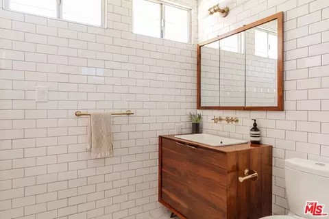 Bath - 10879 Hillhaven Ave, Tujunga, CA 91042 photo 3 of 5