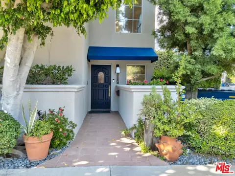 10437 Moorpark St, Toluca Lake, CA 91602