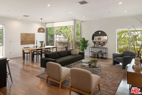 12504 Woodbridge St #203, Studio City, CA 91604