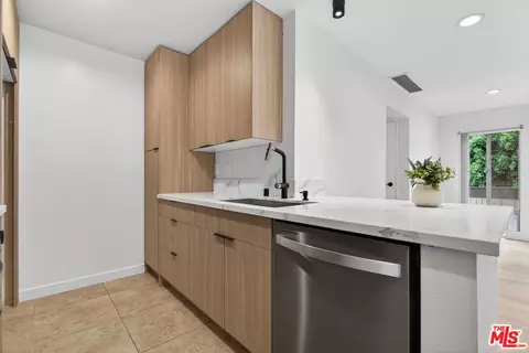 8601 International Ave #122, Canoga Park, CA 91304