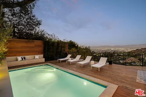 8620 Skyline Dr, Los Angeles, CA 90046