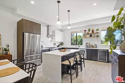 6716 N Royce Ln, Van Nuys, CA 91411