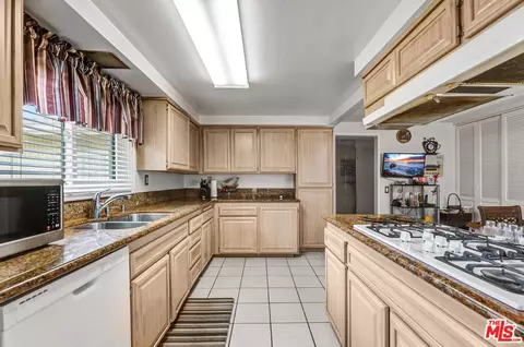 Kitchen - 664 Elsmere Dr, Carson, CA 90746 photo 3 of 4