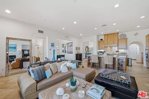 Living - 4061 Adriatic St, Oxnard, CA 93035 photo 2 of 4