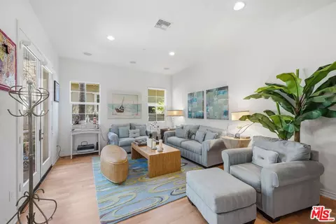 Living - 4061 Adriatic St, Oxnard, CA 93035 photo 3 of 4
