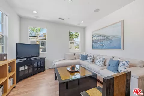 Living - 4061 Adriatic St, Oxnard, CA 93035 photo 4 of 4