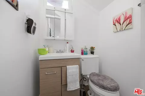 Bath - 201 Eagle St, Long Beach, CA 90806 photo 1 of 4