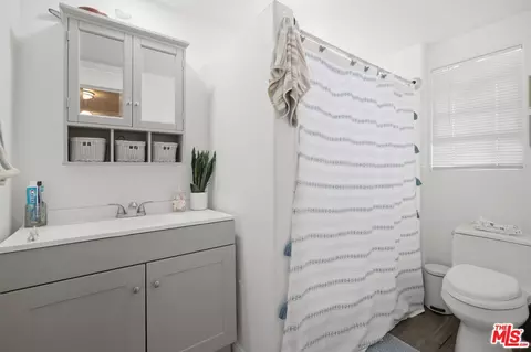 Bath - 201 Eagle St, Long Beach, CA 90806 photo 4 of 4