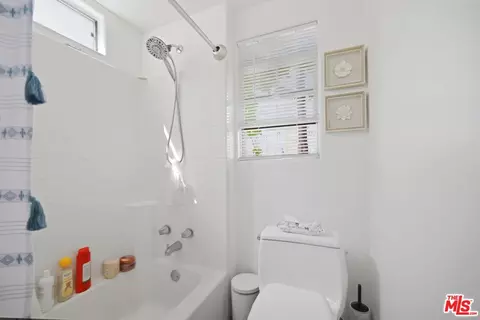 Bath - 201 Eagle St, Long Beach, CA 90806 photo 3 of 4