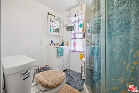 Bath - 201 Eagle St, Long Beach, CA 90806 photo 2 of 4
