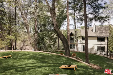 958 Lucerne Ln, Lake Arrowhead, CA 92352