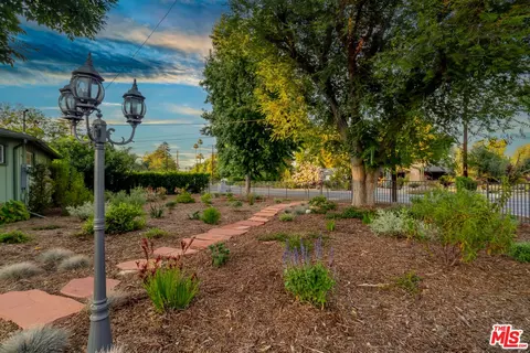 6001 Oakdale Ave, Woodland Hills, CA 91367
